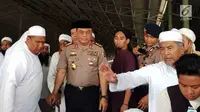 Wakapolri Komjen Syafruddin saat menghadiri pertemuan ulama (Jord Qodama) Jamaah Tabligh di Cikampek, Jawa Barat, Kamis (22/3). Wakapolri juga mengajak berdialog dengan Amir Jamaah Tabligh Maulana Saad Alkandahlawi. (Liputan6.com/Pool/Fernando)