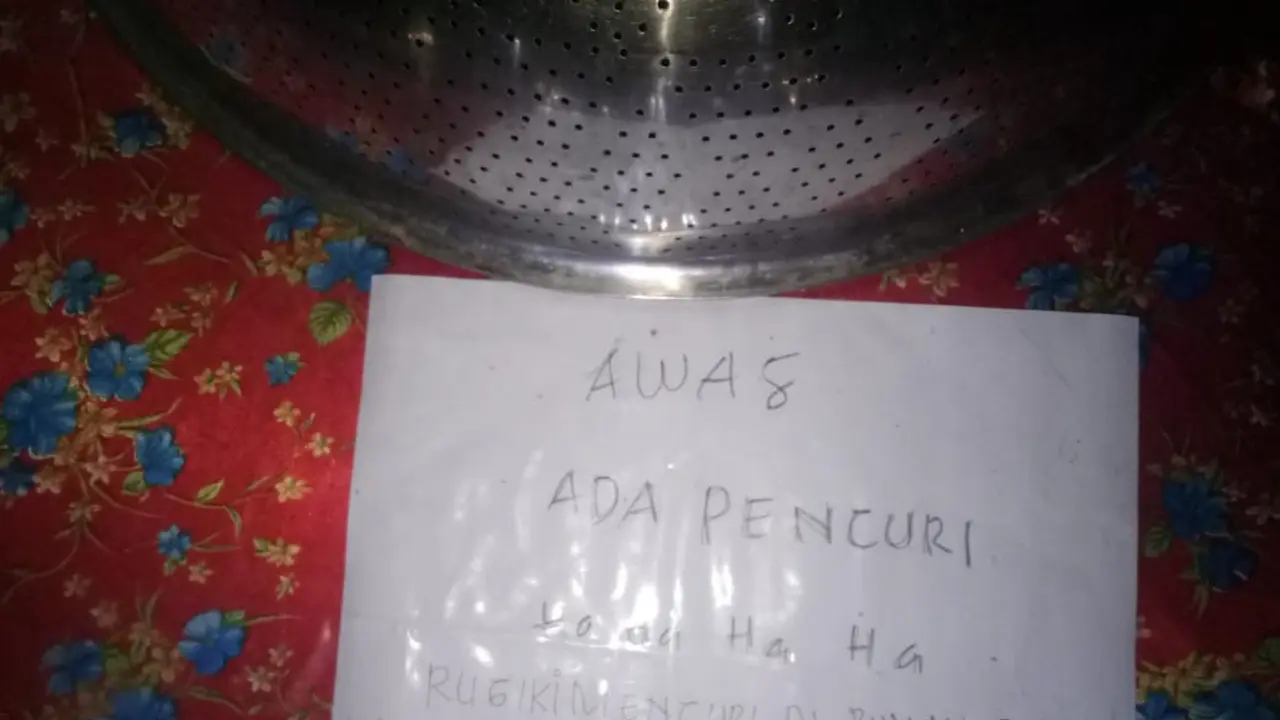 Komplotan pencuri meninggalkan sepucuk surat bernada kecewa, usai menggasak rumah korban dan hanya mendapat hasil sedikit. (Liputan6.com/istimewa)