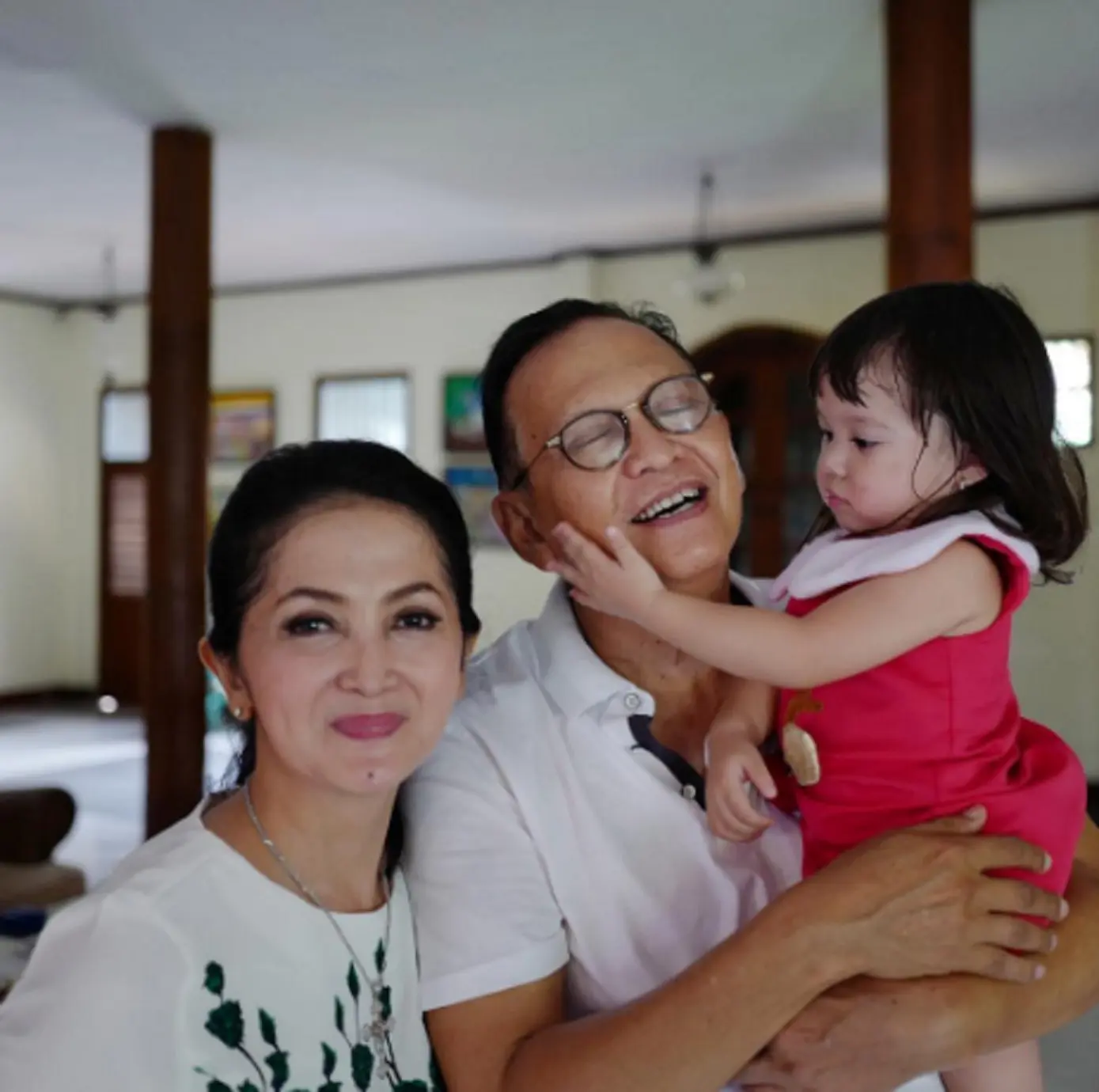 Potret keharmonisan dari keluarga Roy Marten dan Anna Maria. (Instagram/gadiiing)