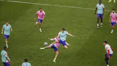 Para pemain Chelsea mengikuti sesi latihan di stadion Dragao di Porto, Portugal (28/5/2021). Chelsea  akan bertanding melawan City pada babak final Liga Champions pada Sabtu malam atau Minggu (30/5/2021) dini hari. (Susana Vera/Pool via AP)