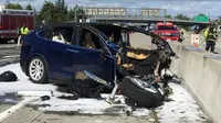 Foto pada tanggal 23 Maret 2018, kondisi mobil listrik Tesla yang hancur usai kecelakaan di Mountain View, California. Mobil Tesla Model X bertabrakan dengan pembatas jalan tol, mobil itu terbakar sebelum dihantam oleh dua mobil lainnya. (KTVU via AP)