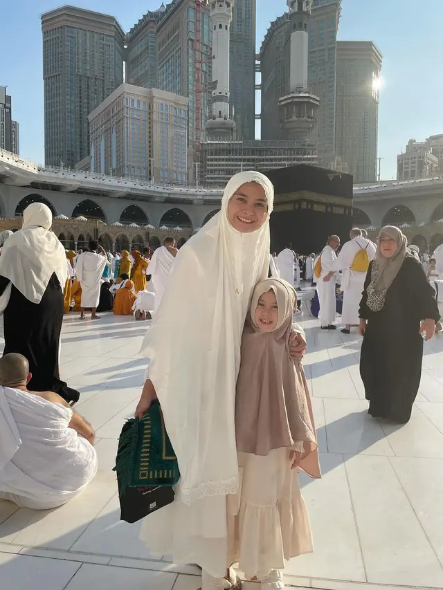 Potret Acha Septriasa umrah bareng suami Vicky Kharisma, dan putrinya Bridgia Kalina Kharisma. [Foto: Instagram/septriasaacha]