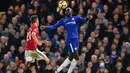 Pemain Manchester United, Ander Herrera (kiri) berduel dengan pemain Chelsea, Tiemoue Bakayoko pada lanjutan Premier League di Stamford Bridge, London, (5/11/2017). Chelsea menang 1-0. (AFP/Glyn Kirk)