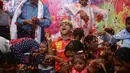 Anak-anak India bermain dengan kelopak bunga di sebuah acara untuk merayakan festival Hindu Holi untuk anak-anak cerebral palsy yang diselenggarakan oleh Yayasan Trishla di Allahabad (25/2). (AFP Photo/Sanjay Kanojia)