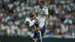 Duel pemain Real Madrid, Lucas Vazquez dengan pemain Barcelona Jordi Alba pada leg kedua Piala Super Spanyol di Santiago Bernabeu stadium (16/8/2017). Real menang 2-0. (AP/Francisco Seco)