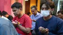 Karyawan KLY menundukkan kepala saat mengikuti doa bersama untuk Arie Basuki dan empat jurnalis lainnya yang hilang kontak saat meliput aktivitas Gunung Anak Krakatau di perairan Selat Sunda, Kamis (10/9/2026). (KLY/Budy Santoso)