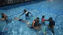 Anak-anak Palestina yang menderita autisme berpartisipasi dalam sesi terapi renang di Beit Lahia di Jalur Gaza utara  (5/8/2019). (AFP Photo/Mohammed Abed)
