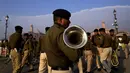 Anggota band musik paramiliter India bersiap untuk berlatih pawai untuk parade hari Republik mendatang di New Delhi, India, Kamis (19/1/2023). Parade tersebut mencakup pameran bersemangat dan kendaraan berhias lainnya, dan secara tradisional diakhiri dengan flypast oleh jet milik AU India. (AP Photo/Manish Swarup)