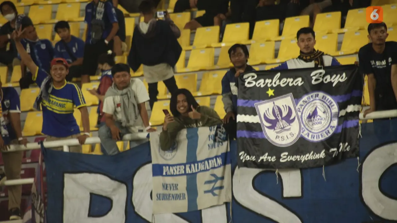 Galeri Suporter PSIS Semarang Laga Lawan Persita Tangerang di Stadion Manahan Solo