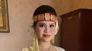 Disempurnakan dengan riasan oleh Makeup Artist (MUA),  Malva Soewarno yang merepresentasikan adat budaya Batak dengan makeup bold dan tegas.  [IG/fcgweddings/myrnamyura]