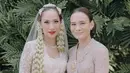 Bunga Citra Lestari resmi menikah lagi dengan Tiko Aryawardhana. Pernikahan digelar di Bali pada Sabtu (2/12/2023) dihadiri keluarga dan teman-teman. Salah satu yang mencuri perhatian adalah keluarga dari mendiang Ashraf Sinclair. [Instagram/aishahjennifer]