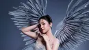 Sosok Eca yang hadir dengan sayap ini dipuji netizen bak bidadari.  [@fdphotography90]