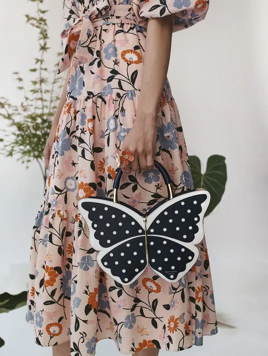 Koleksi Petal terdiri dari tas bernuansa floral yang fun dan versatile. Koleksi Wing It menjadi interpretasi sempurna untuk musim semi dengan tote kupu-kupu, tas crossbody berbentuk pot bunga, dan dompet koin kupu-kupu.   (Dok/Kate Spade New York).