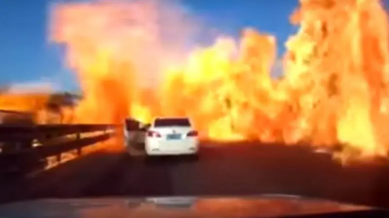 Mobil nekat terobos kobaran api