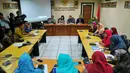 Massa yang tergabung dalam Gerakan Indonesia Beradab (GIB) mendatangi gedung KPI, Jakarta, Selasa (1/3/2016). Kedatangan mereka untuk mendukung KPI yang melarang penayangan perilaku atau kampanye LGBT lewat televisi. (Liputan6.com/Faizal R Syam)