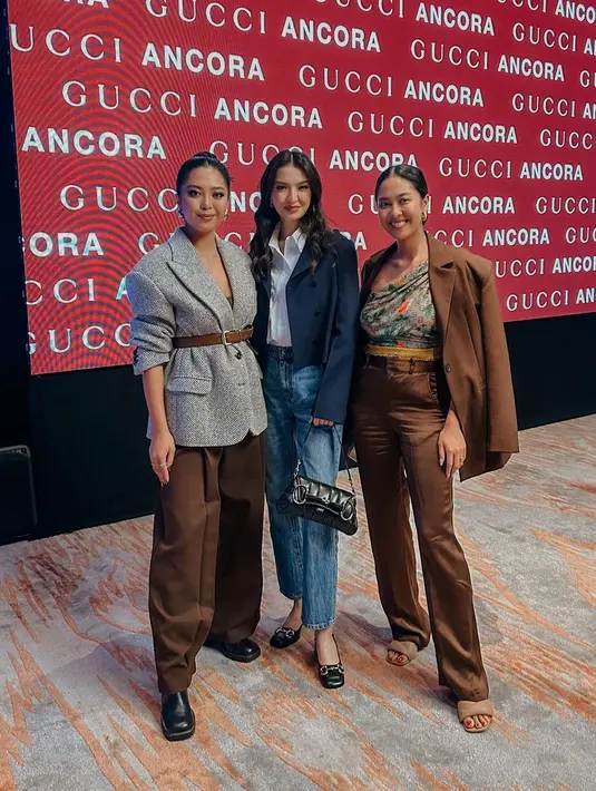 Kembarannya Maria Rahajeng kenakan one shoulder dengan setelan jas yang terlihat elegan [@mariarahajeng]