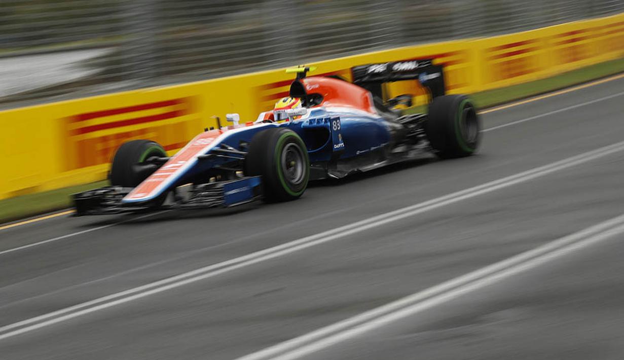 Pebalap Manor Racing asal Indonesia, Rio Haryanto, memacu mobilnya saat latihan bebas kedua di Sirkuit Albert Park, Australia, Jumat (18/3/2016). Catatan waktu Rio masih berada di bawah rekan setimnya, Pascal Wehrlein. (Reuters/Jason Reed)
