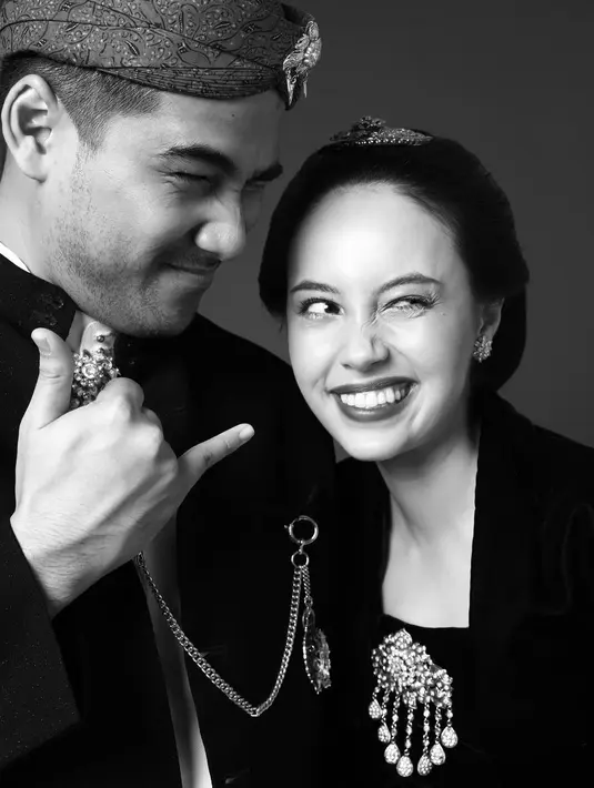 Mengusung konsep adat Jawa yang kental, calon pasutri ini tampil bak pasangan ningrat [@anggikabolsteril]