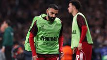 Penyerang Liverpool, Mohamed Salah, melakukan pemanasan dalam laga leg pertama perempat final Liga Champions kontra Paris Saint-Germain (PSG), Kamis (9/4/2026) dini hari WIB. Salah sama sekali tidak diturunkan dalam pertandingan ini. (FRANCK FIFE / AFP)