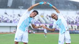 Pemain PSBS Biak, Ruyery Blanco (kiri) dan Luquinhas Luquinhas melakukan selebrasi setelah mencetak gol ke gawang Persita Tangerang dalam laga BRI Super League 2025/2026 di Indomilk Arena, Tangerang, Banten, Senin (16/02/2026). (Bola.com/M Iqbal Ichsan)