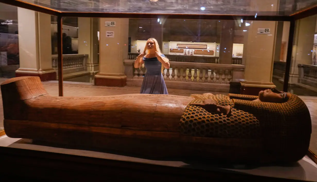 Blogger Ukraina, Yana melihat sarkofagus kayu kuno Firaun saat perayaan untuk menghormati Hari Pariwisata Dunia dan peringatan 200 tahun Egyptology sebagai ilmu di Museum Mesir, Kairo, Mesir, 27 September 2022. (AP Photo/Amr Nabil)