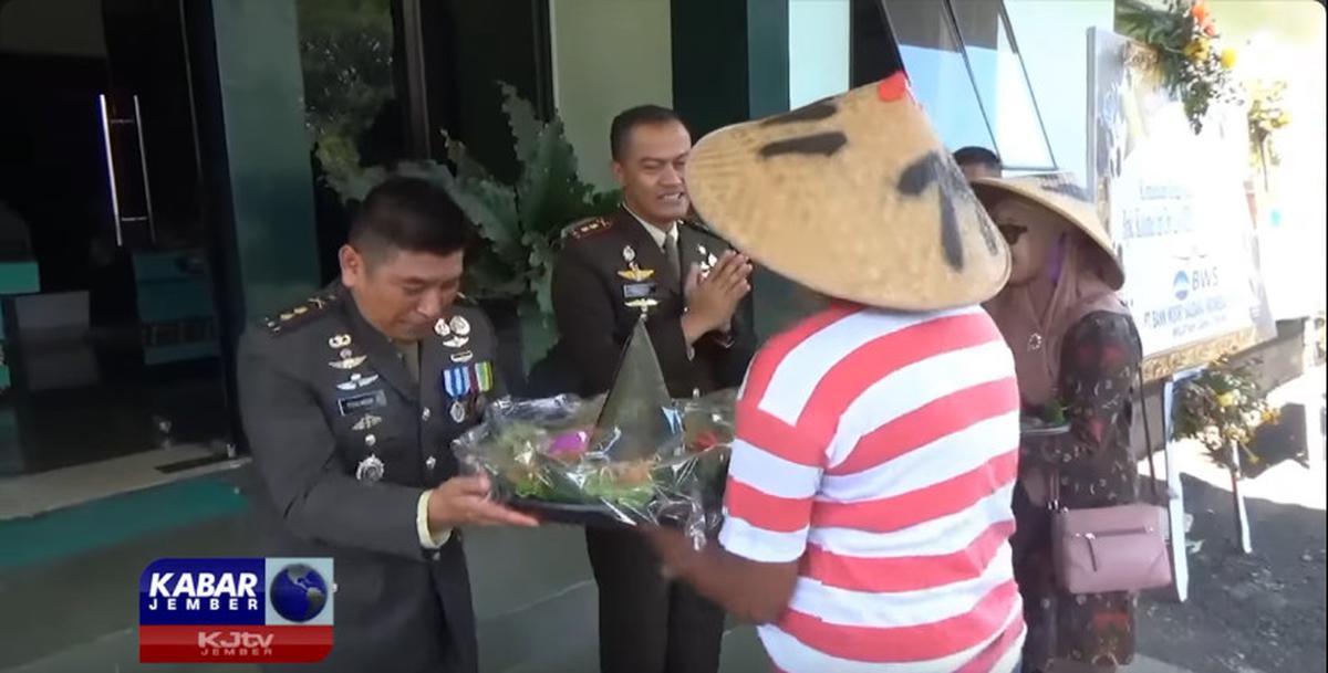 Petani Tiba-Tiba Datangi Letkol TNI ke Kantor, Bawaannya Tak Terduga