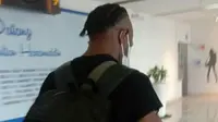 Striker andalan Indonesia asal Papua, Boaz Solossa, terlihat di Bandara Hasanuddin, Makassar, Rabu (14/7/2021). (Bola.com/Abdi Satria)