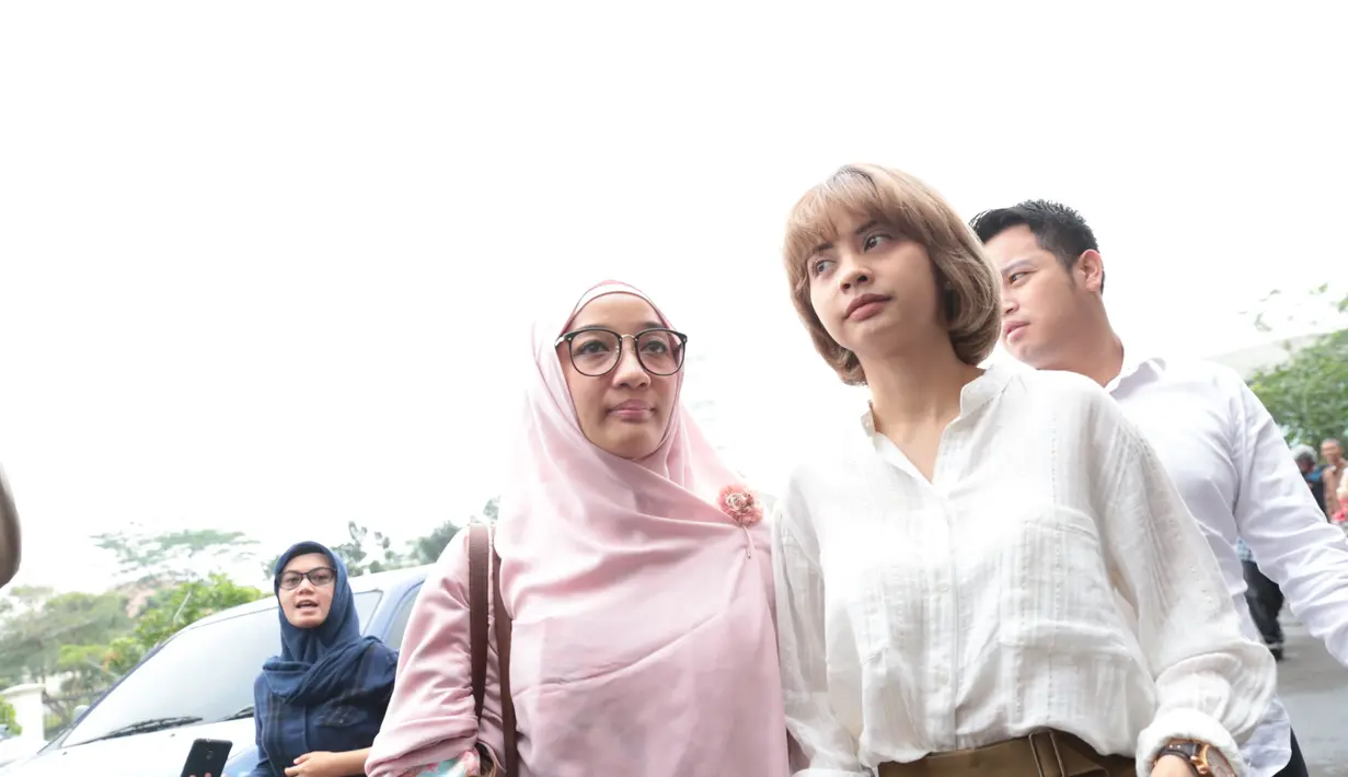 Tidak hanya mengabulkan gugatan cerai, majelis hakim juga mengabulkan permohonan hak asuh anaknya, Reo Athar Sakuramoto. Meski demikian, perempuan 31 tahun itu membebaskan mantan suaminya untuk bertemu dengan buah hatinya. (Adrian Putra/Bintang.com)