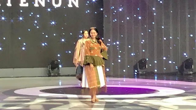 Ersa Mayori tampil fashion show pakai produk Tobatenun pada malam pengumuman Gadis Sampul 2024 di Jakarta