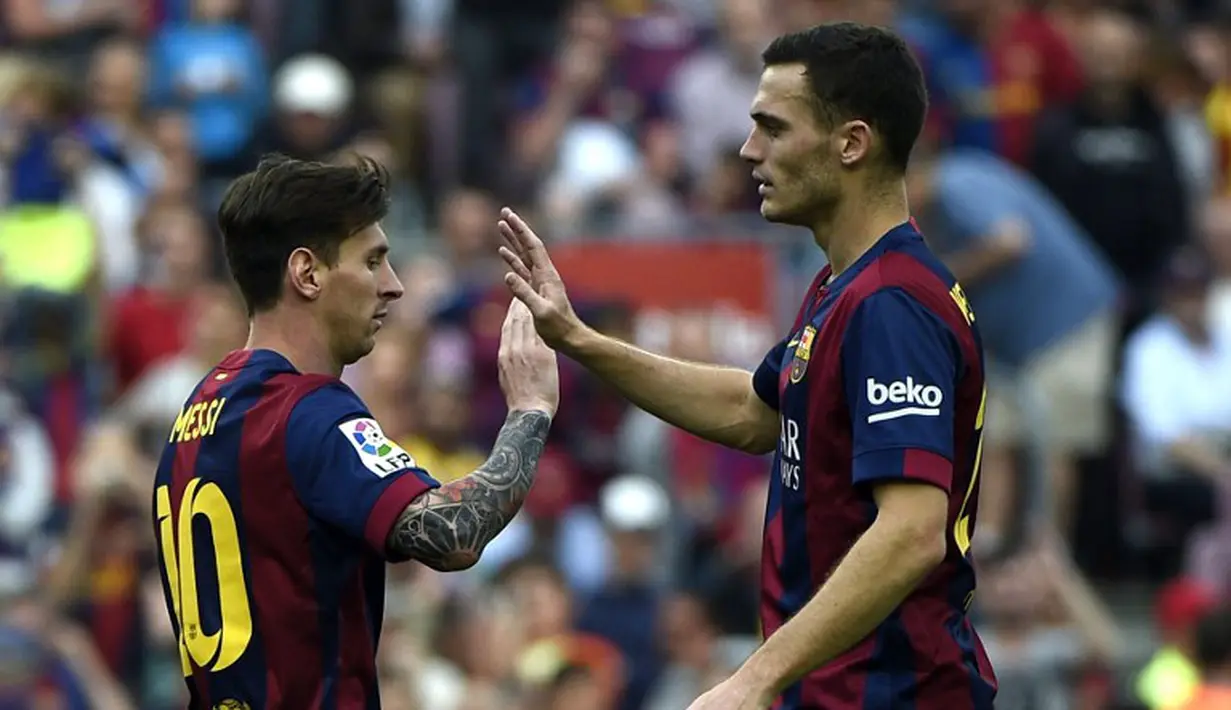 Lionel Messi bersama pemain debutan, Thomas Vermaelen (AFP PHOTO / LLUIS GENE)