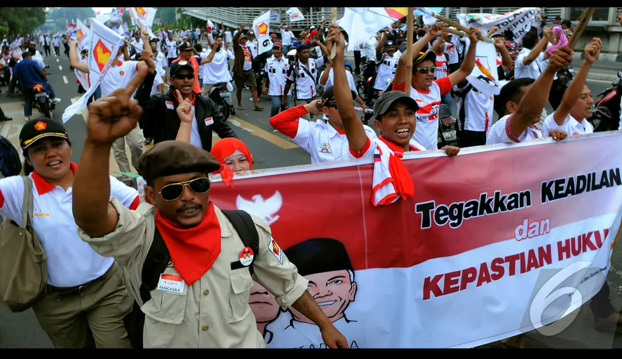 Masa pendukung Prabowo - Hatta memadati Jalan Sarinah, Jakarta Pusat. Mereka menuntut MK membatalkan hasil Pilpres, Jakarta, Kamis (21/8/2014) (Liputan6.com/Faisal R syam)
