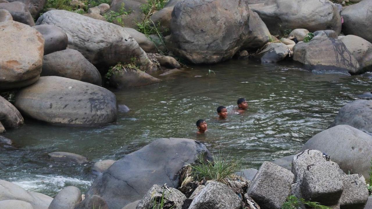 Selain itu, penyusutan debit air di Bendungan Katulampa ini juga dimanfaatkan oleh anak-anak sekitar untuk berenang dan bermain air karena permukaannya yang dangkal.