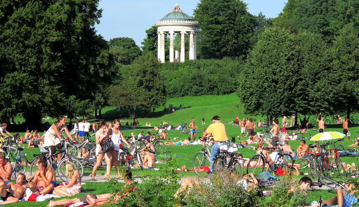 Di Munich, Jerman  ada sebuah taman bernama Englischer Garten. Di taman ini semua pengunjungnya bisa bebas berjemur dalam keadaan bugil.  Hak untuk bugil ini sudah mendapat ijin dari pemerintah setempat sejak tahun 1960. (www.panoramio.com)