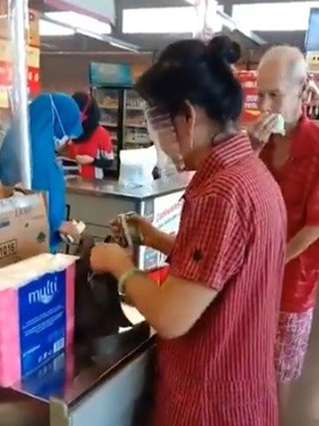 Manfaatkan Botol Plastik Bekas Sebagai Pengganti Masker, Ibu Ini ...