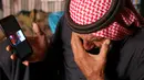 Abderrazaq Khatoun menangis saat menunjukkan video rekaman penyelamat mencari korban serangan udara yang menewaskan tujuh putranya, di dalam tenda di desa Harbanoush, Suriah, 11 Maret 2021. Sebelum perang, Khatoun merupakan petani dan ayah 27 anak yang lahir dari tiga istri. (Ahmad al-ATRASH/AFP)