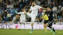 Striker Real Madrid, Karim Benzema, mengontrol bola saat melawan Celta Vigo pada laga La Liga di Stadion Santiago Bernabeu, Sabtu (12/5/2018). Real Madrid menang 6-0 atas Celta Vigo. (AP/Paul White)