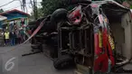 Bus Trans Semarang bernomor polisi H 1738 FG menabrak pangkalan ojek di Jalan Sultan Agung, Semarang, Minggu (17/7). Akibat kejadian tersebut, sedikitnya 23 orang mengalami luka-luka. (Liputan6.com/Gholib)
