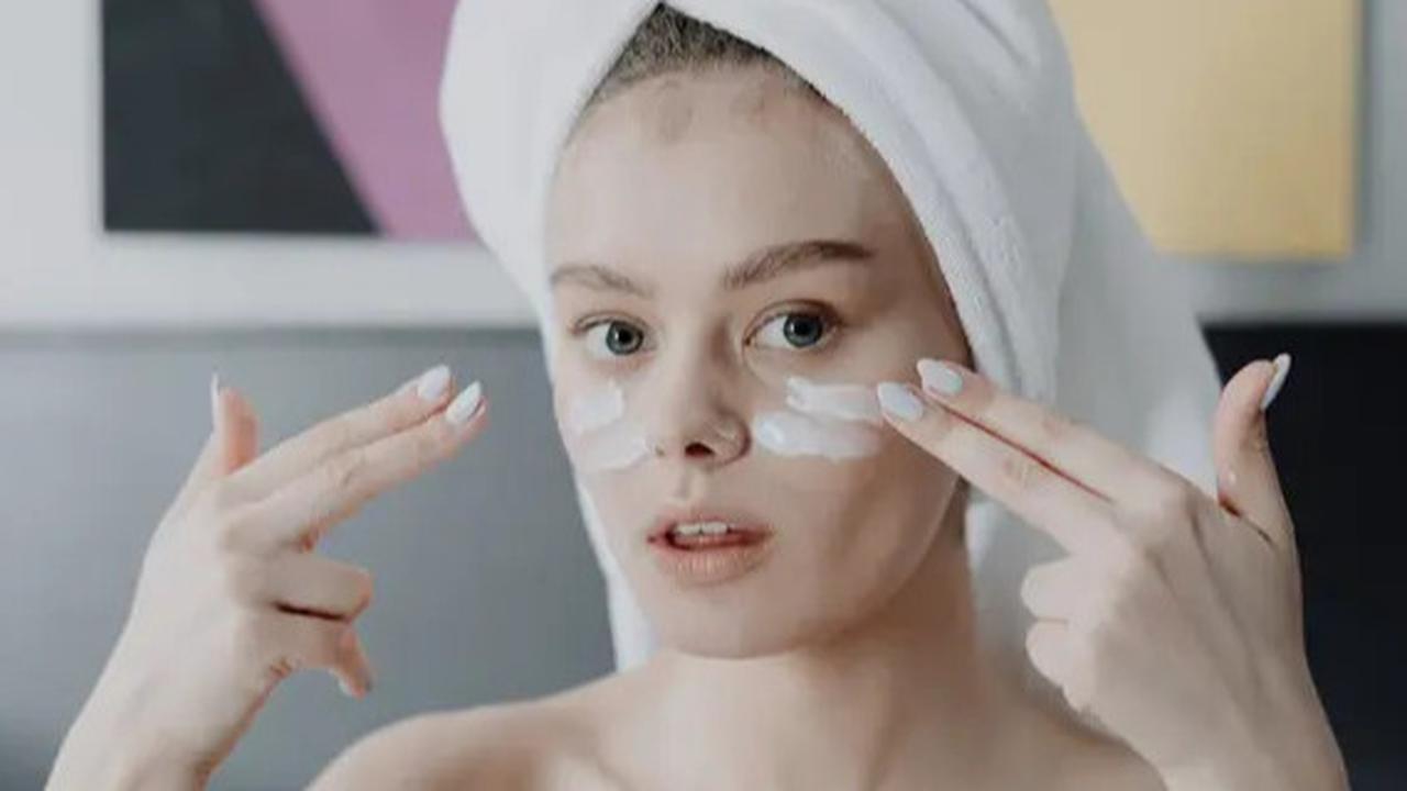 Hati-hati Jangan Sembarangan Pakai Kosmetik, Ini 8 Kandungan yang Bahaya Buat Kulit