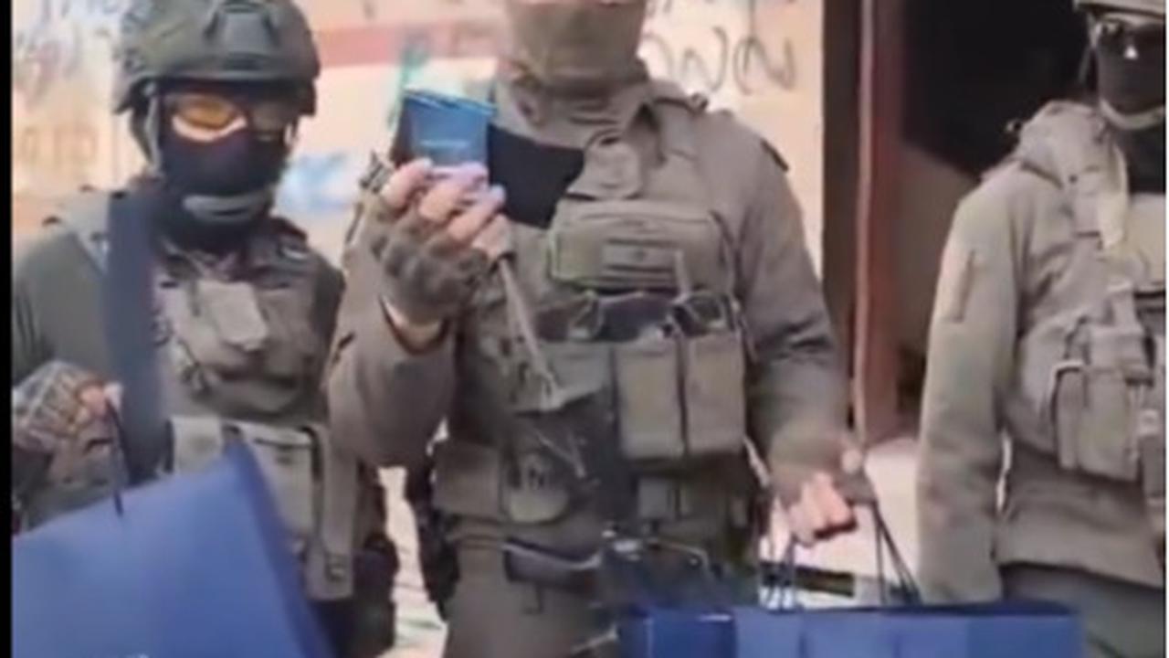 Tentara Israel Curi Barang