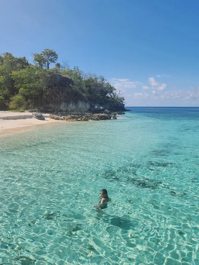 Prilly Latuconsina liburan bareng Reza Rahadian di Labuan Bajo (Foto: Instagram prillylatuconsina96)