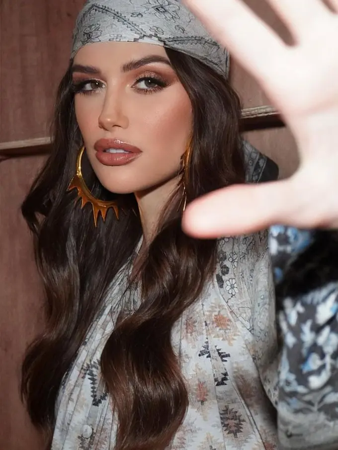 Garis Poetih Fashion and Trade 2023