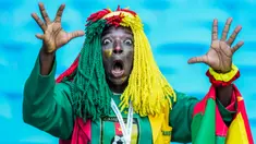 Seorang suporter dari Kamerun bereaksi sebelum dimulainya pertandingan sepak bola Grup G Piala Dunia 2022 antara Swiss dan Kamerun di Stadion Al Janoub, Al Wakrah, Qatar, Kamis (24/11/2022). (AP Photo/Petr Josek)