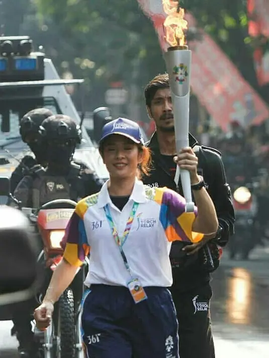 Walikota Surakarta, FX Hadi Rudyatmo turut serta sebagai pelari obor. Selain Dian Sastrowardoyo terlihat juga Agung Hercules yang ambil bagian sebagai pelari selain para atlet.