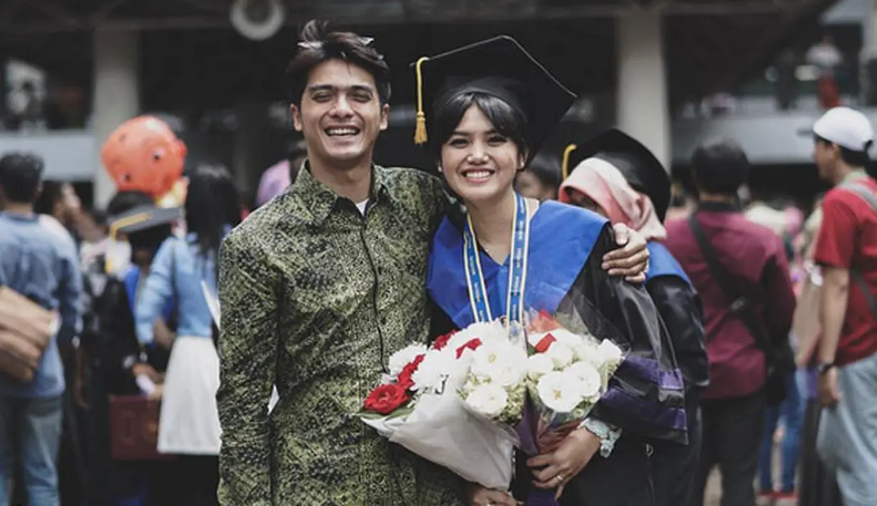 “Dan enaknya jadi dosen nggak kaya kantoran dari pagi sampai malam, senin sampai jumat. paling 4 jam dari pagi, siang dan sorelah. Jadi bisa urus anak juga, pagi urus anak, siang bisa jadi dosen," tandas Herfiza Novianti. (Instagram/rickyharun)