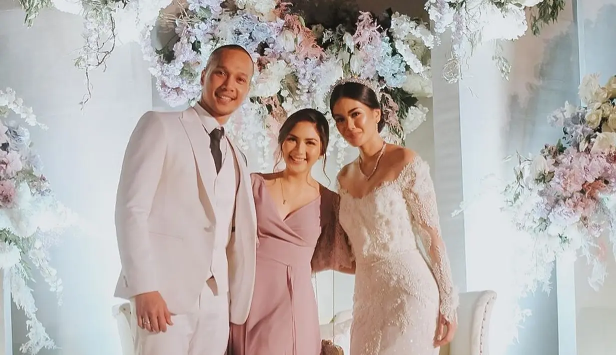 Sosok yang ramah, tak heran jika artis dengan nama lengkap Jessica Mila Agnesia ini punya banyak teman dari kalangan selebriti hingga non selebriti. Ini adalah momen Jessica Mila hadiri pernikahan sahabatnya pada Oktober 2019 lalu. Tampil cantik pakai gaun simpel warna lilac, Jessica Mila semakin pancarkan pesonanya. 4 tahun setelah foto ini diunggah, tak terasa kini Mila sudah resmi menikah. (Liputan6.com/IG/@jscmila)