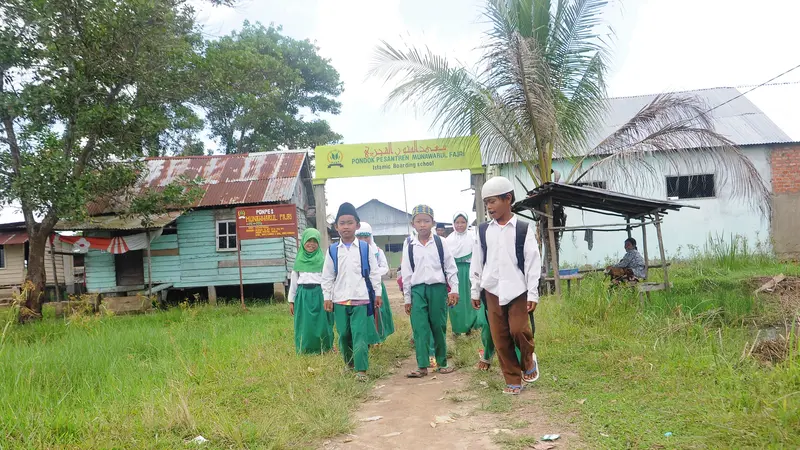 Sekolah ‘Laskar Pelangi’ di Perbatasan Kota Palembang