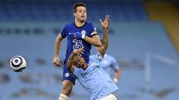 Bek Chelsea, Cesar Azpilicueta (atas) berebut bola dengan gelandang Manchester City, Raheem Sterling dalam laga lanjutan Liga Inggris 2020/2021 pekan ke-35 di Etihad Stadium, Manchester, Sabtu (8/5/2021). Chelsea menang 2-1 atas Manchester City. (AP/Shaun Botterill/Pool)