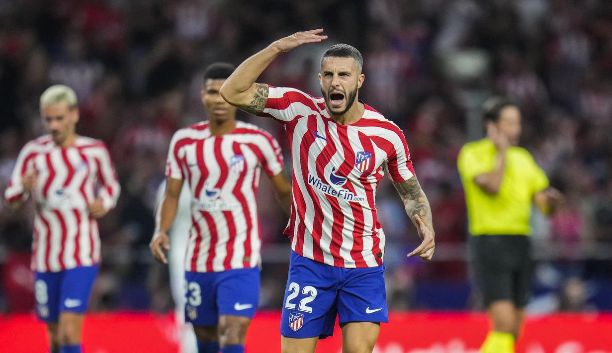 Tuan rumah akhirnya mampu memperkecil keunggulan pada menit ke-83. Mario Hermoso berhasil memanfaatkan kesalahan antisipasi Courtois dalam memotong umpan sepak pojok. (AP/Manu Fernandez)