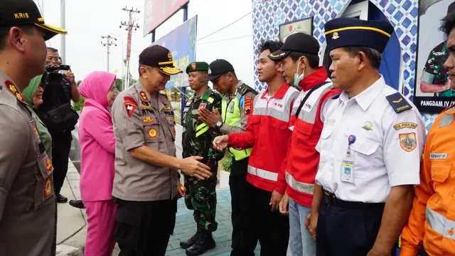Kapolda Jateng, Irjen Pol Rycko Amelza Dahniel memantau arus mudik di Pemalang, Jawa Tengah. (Foto: Liputan6.com/Polres Pemalang/Muhamad Ridlo)
