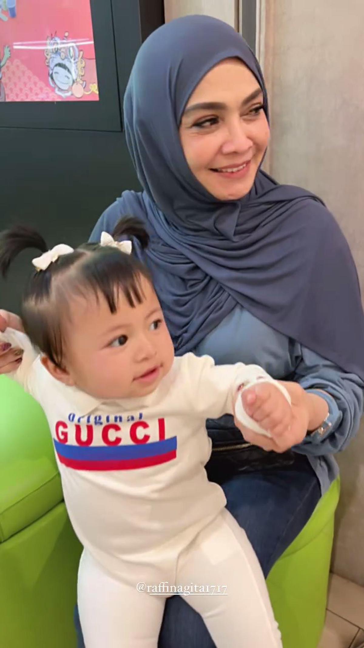 7 Potret Rieta Amilia Bersama Cucu-Cucu Kesayangan, Ajak Jalan-Jalan ke Mall